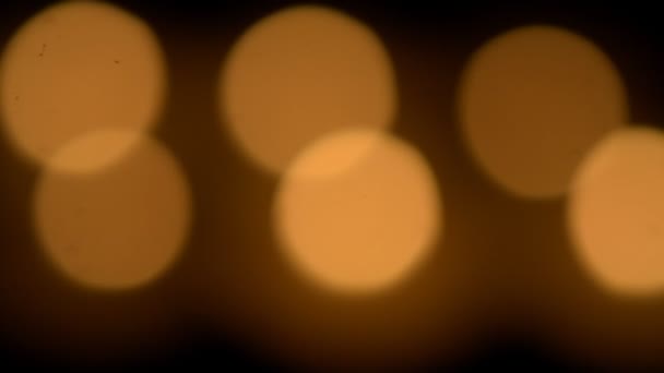 Hořící aromatické svíčky v temné hd video záznam pozadí měkké zaměření — Stock video