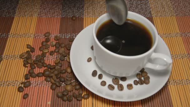Как приготовить растворимый кофе крупным планом — стоковое видео