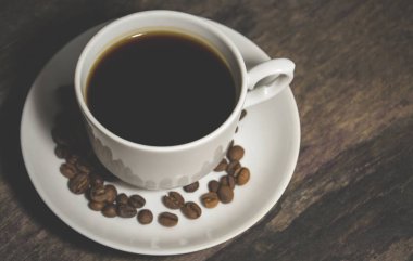 Fincan kahve ahşap masa üzerinde boşaltmak ile Üstten Görünüm