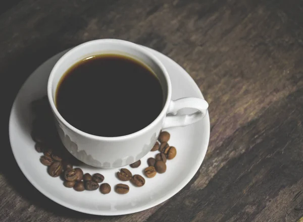 Taza de café sobre mesa de madera, vista superior con copyspace — Foto de Stock