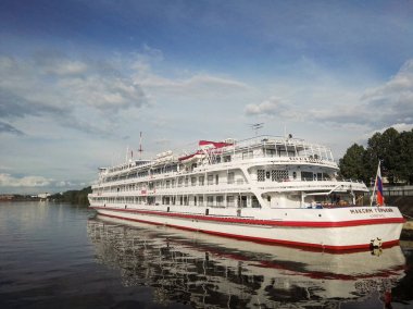 Perm, Rusya - Haziran 2017. Proje Rusya'da dolaşıyor. Kama Nehri, Ural, gemi Maksim Gorki üstünde belgili tanımlık rıhtım.
