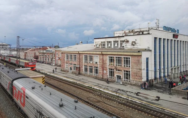 Perm, Federacja Rosyjska, czerwca 2017 r. Projekt jest podróżowanie w Rosji. Dworzec kolejowy Vtoraya Ii trwałej ondulacji Perm. — Zdjęcie stockowe