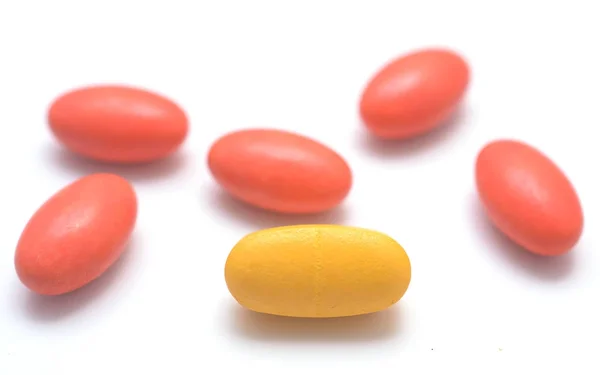Resumo médico: pílulas em fundo branco — Fotografia de Stock