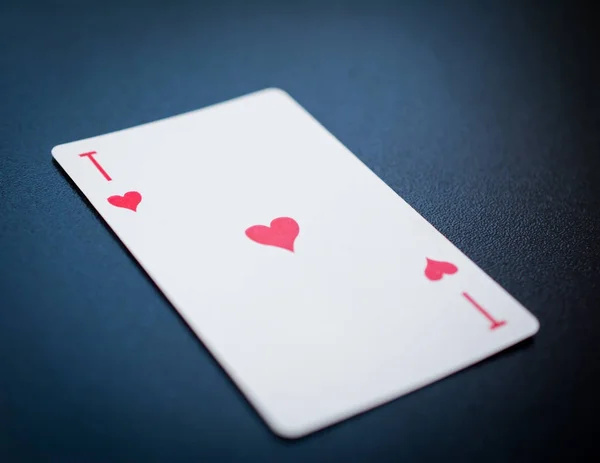 Παίζοντας χαρτιά άσσος της καρδιάς — Φωτογραφία Αρχείου
