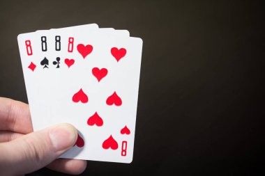 Özet: adam elini tutarak oyun kağıdı dört sekiz izole boşaltmak poker seti dört siyah zemin üzerine sekiz