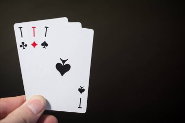 Özet: oyun kağıdı üç as boşaltmak poker ile siyah arka plan üzerine izole ayarla dört tutan el adam sekiz