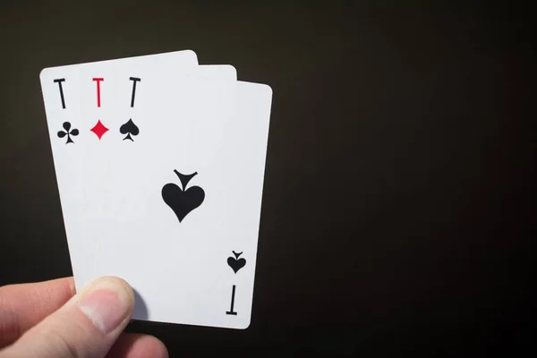 Özet: oyun kağıdı üç as boşaltmak poker ile siyah arka plan üzerine izole ayarla dört tutan el adam sekiz — Stok fotoğraf