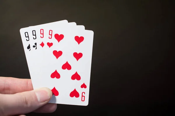 Özet: adam elini tutarak oyun kağıdı dört dokuz izole boşaltmak poker seti dört siyah zemin üzerine dokuz — Stok fotoğraf