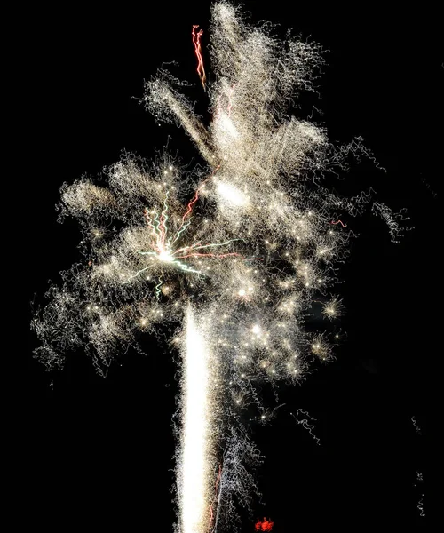 Fuochi d'artificio illuminano il cielo — Foto Stock