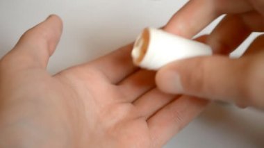 Ağrı kesiciler bir elin içine doluyor.