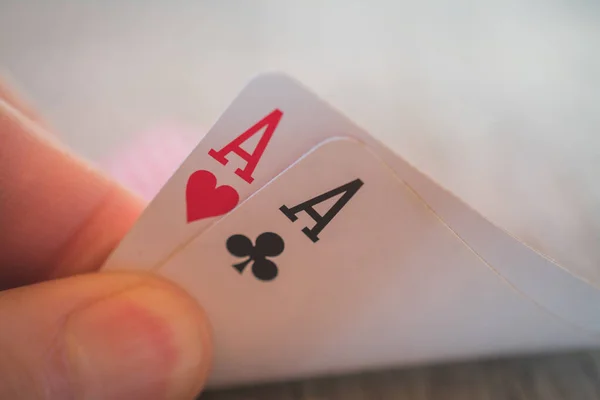 Dois ases, jogar cartas na mão na mesa, nands de poker — Fotografia de Stock