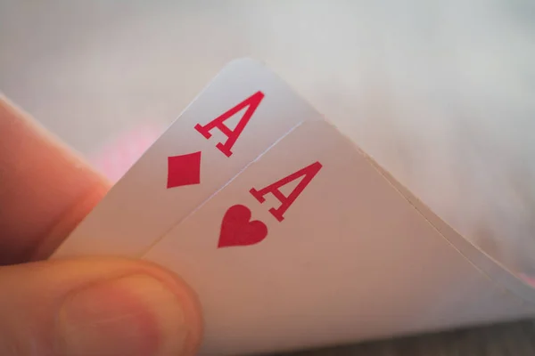 Два аси Граючи карти в руці на столі, покерні поля — стокове фото