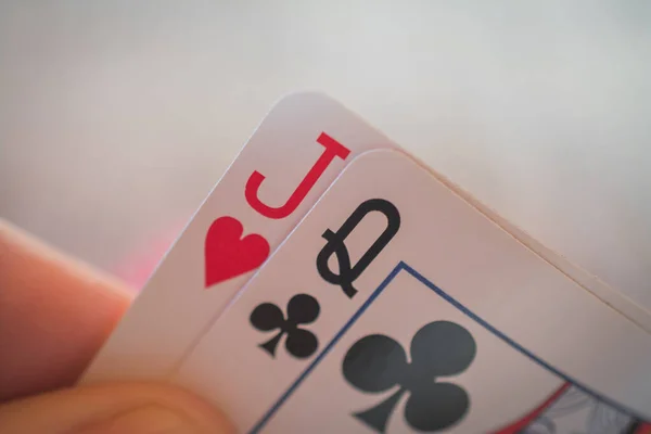 Jack and Queen, Jugar a las cartas en la mesa, Póquer en las manos — Foto de Stock