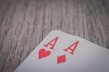 Masada el ele kağıt oynuyoruz, poker oynuyoruz