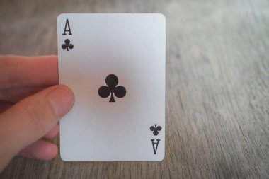 Masada el ele kağıt oynuyoruz, poker oynuyoruz