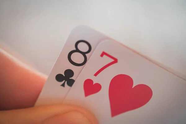 Ocho y siete, cartas en la mano en la mesa, nands poker — Foto de Stock