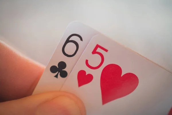 Cinco y seis, cartas en la mano en la mesa, nands poker — Foto de Stock