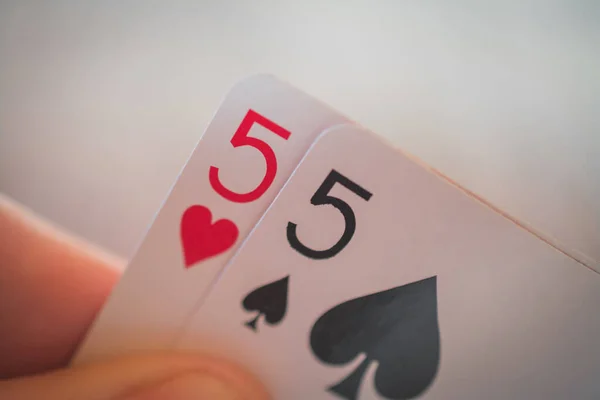 Doble cinco, cartas en la mano en la mesa, nands poker — Foto de Stock
