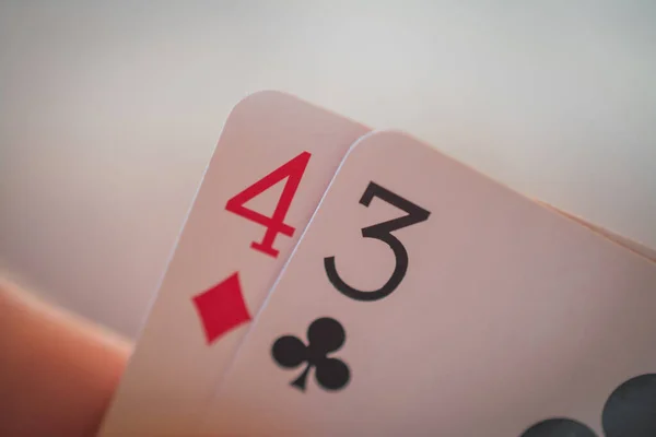 4と3 、テーブルの上に手札、ポーカーの手札 — ストック写真