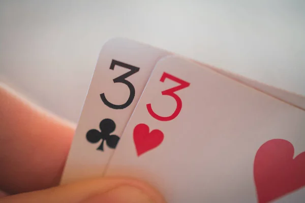 Doble tres, cartas en la mano en la mesa, nands poker — Foto de Stock