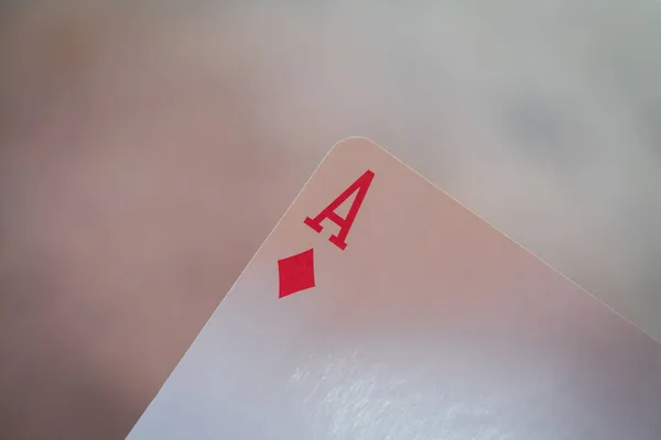 Jouer aux cartes à la main sur la table, des baguettes de poker — Photo