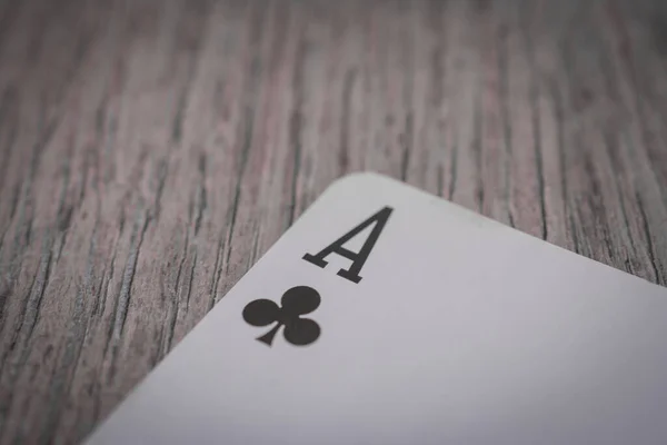 Bermain kartu di tangan di atas meja, nands poker — Stok Foto