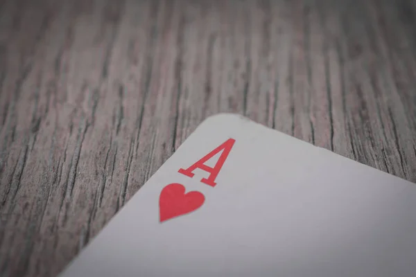 Jogando cartas na mão sobre a mesa, nands de poker — Fotografia de Stock
