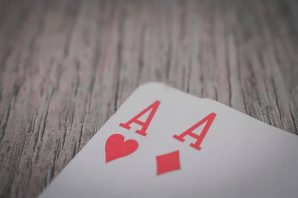 Jogando cartas na mão sobre a mesa, nands de poker — Fotografia de Stock