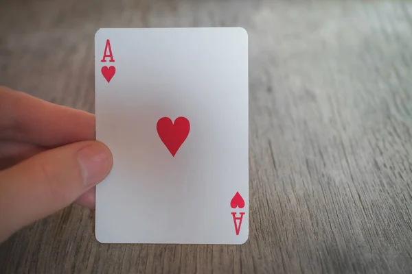 Ás de corações, O homem segurar ace of hearts, Jogando cartas na mão sobre a mesa, nands de poker — Fotografia de Stock