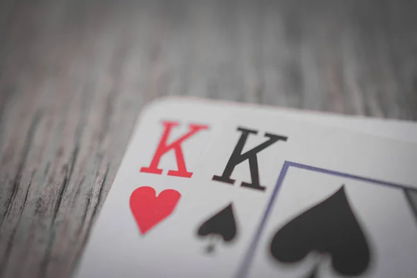 二つの王,テーブルの上に手札を再生,ポーカーの手 — ストック写真