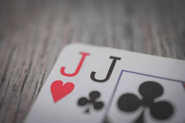 Două jack, Cărți de joc în mână pe masă, Nands poker — Fotografie, imagine de stoc