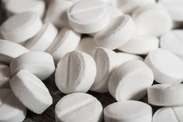 Белый фон таблетки — стоковое фото