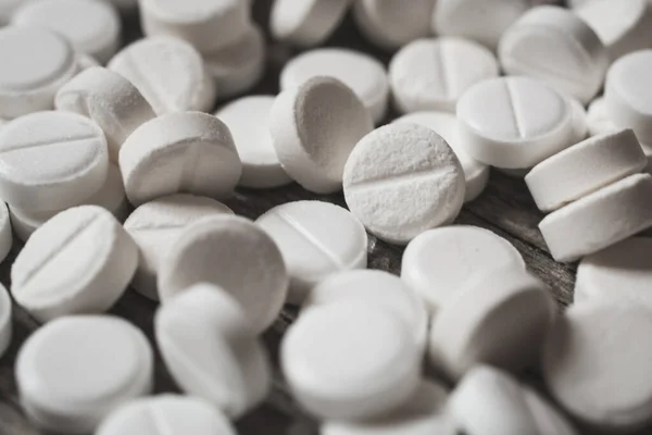Наркотики белые таблетки крупным планом — стоковое фото