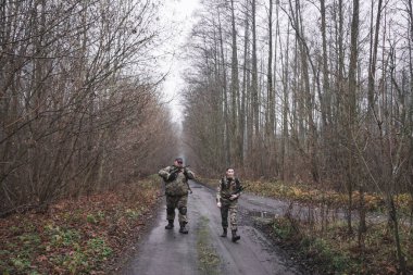 Rus askeri devriyesi askeri bir operasyonun parçası olarak ormanda devriye geziyor, savaş oyunu konsepti