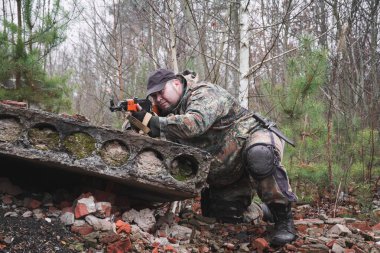 Rus özel kuvvetleri modern askeri üniformalı ve silahlı askerler