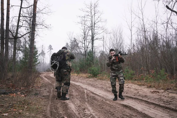 Rus askeri devriyesi askeri bir operasyonun parçası olarak ormanda devriye geziyor, savaş oyunu konsepti — Stok fotoğraf