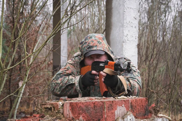 Gecamoufleerde Russische soldaat tijdens patrouille — Stockfoto