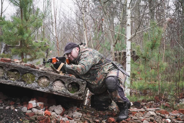 Soldaten der russischen Spezialeinheiten in modernen Militäruniformen mit Waffen — Stockfoto