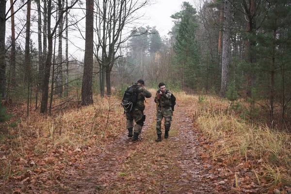 Twee soldaten van een speciale eenheid lopen in het herfstbos. — Stockfoto