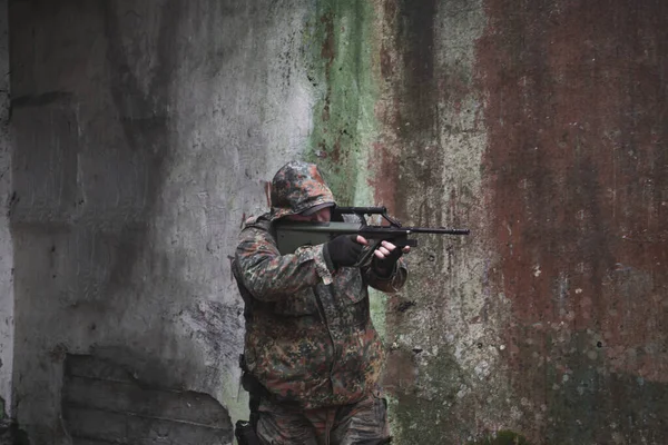 Tempur rak untuk menembak seorang tentara terhadap latar belakang bunker rudal Uni Soviet — Stok Foto