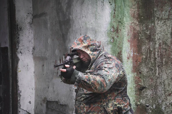 Gevechtsrek voor het afvuren van een soldaat tegen de achtergrond van de Ussr raketbunker — Stockfoto