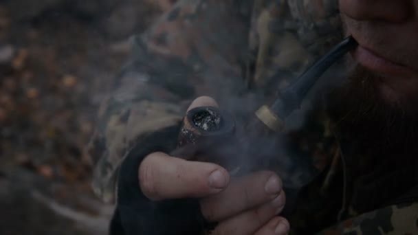 Sigara Çen Adam Tütün Borusu Stok Görüntülerini Tutarken Yakın Çekim — Stok video