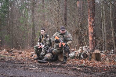 Ormandaki iki Rus askeri uzun bir seyahate ara verdi.