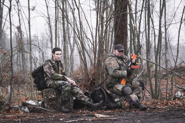 两名俄罗斯士兵在森林中休息了一段漫长的越野旅行 — 图库照片