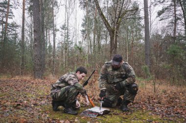 Komando komutanı savaş görevini açıklıyor ve bir haritaya işaret ediyor.