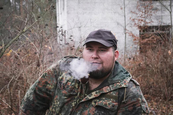 Forestale russo fuma tabacco attraverso una pipa — Foto Stock