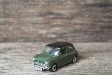 Tahta masadaki küçük oyuncak araba.