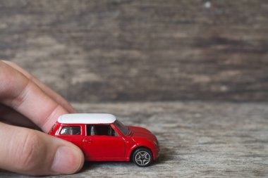 Küçük kırmızı eski araba.