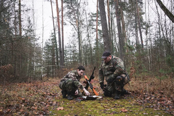 Ranger commandant legt de gevechtsmissie uit en wijst naar een papieren kaart — Stockfoto