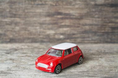 Tahta masadaki küçük oyuncak araba.